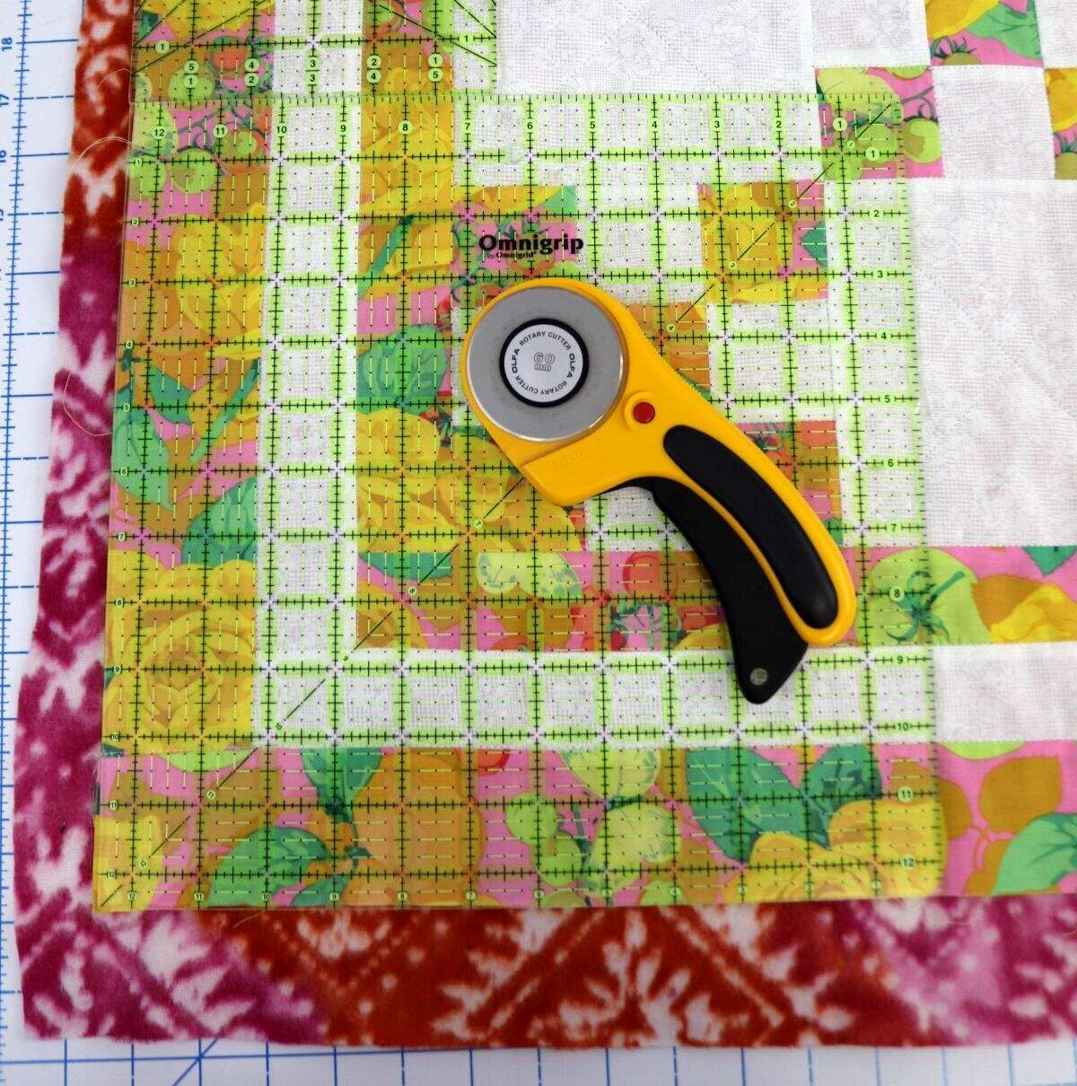 Learn how to square up the quilt layers so your quilt will look right after binding. Video tutorial by The Crafty Gemini. #squareupquilt, #quilting, #squareupaquilttop